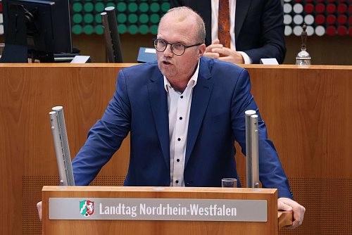 SPD-Oppositionsführer Jochen Ott kritisierte, dass die Opposition nicht frühzeitig in das Maßnahmenpaket eingebunden worden sei. - © David Young/dpa