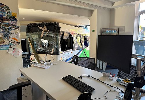 Der Bus war laut Polizei bis auf den Fahrer unbesetzt. - © Christian Müller/dpa