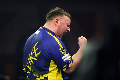 Der 17 Jahre alte Luke Littler überstrahlt alle anderen Darts-Profis. - © Kirsty Wigglesworth/AP/dpa