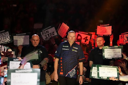 Verließ den Ally Pally schwer geschlagen: Ex-Weltmeister Raymond van Barneveld. - © Zac Goodwin/PA Wire/dpa