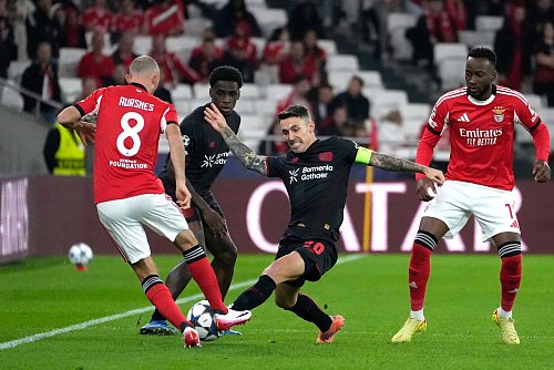 Alejandro Grimaldo (Mitte) lieferte sich ein umkämpftes Duell mit seinem Ex-Club Benfica. - © Ana Brigida/AP/dpa