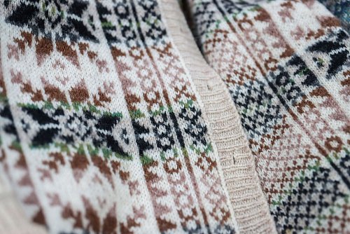 Fair-Isle-Strickjacke - die Muster zu stricken erfordert hohe Handarbeitskunst. - © Verena Wolff/dpa-tmn