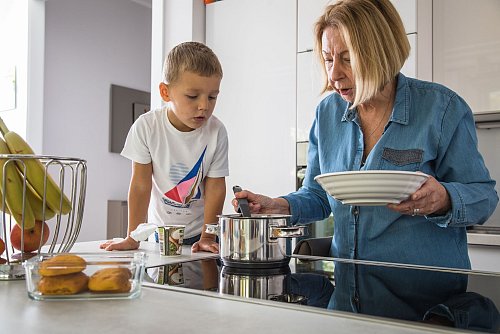 Oft haben Eltern im Alltag für gemeinsames Kochen weder Zeit noch Nerven - Oma schon. - © Christin Klose/dpa-tmn