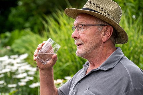 Mit dem Alter kann das Durstgefühl nachlassen: Regelmäßiges Trinken ist entscheidend, um Austrocknung zu vermeiden. - © Benjamin Nolte/dpa-tmn