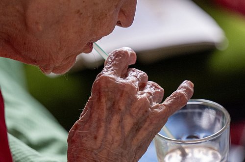 Trinkroutinen etablieren: Erinnerungen an das Trinken können helfen, ausreichend Flüssigkeit aufzunehmen. - © Monika Skolimowska/dpa/dpa-tmn
