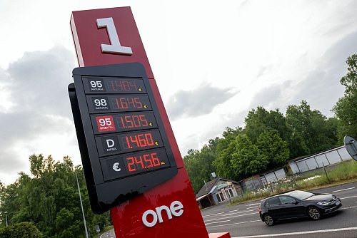 An dieser Tankstelle in Tschechien ist auch der Wechselkurs von Euro zu Kronen angegeben. - © Pia Bayer/dpa