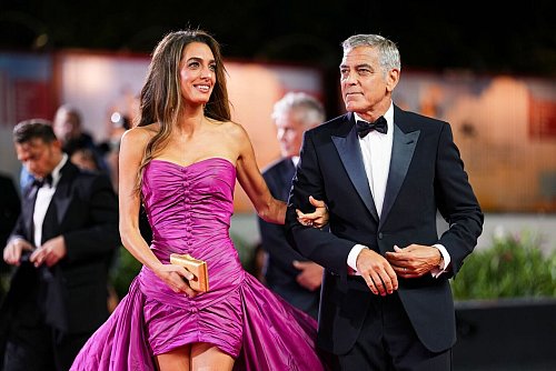 Amal und George Clooney vor der Premiere von «Jay Kelly». - © Scott A Garfitt/Invision/AP/dpa
