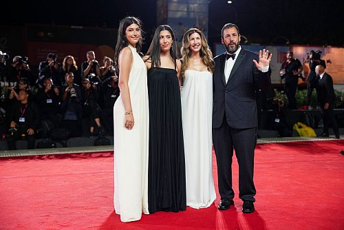 Adam Sandler hat seine Familie mit nach Venedig gebracht. - © Scott A Garfitt/Invision/AP/dpa