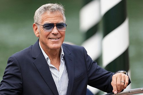 George Clooney spielt die Hauptrolle im Wettbewerbsfilm «Jay Kelly». - © Scott A Garfitt/Invision/AP/dpa