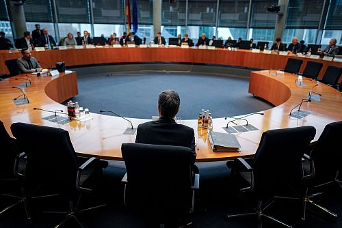 Habeck wurde stundenlang im Ausschuss befragt. - © Kay Nietfeld/dpa