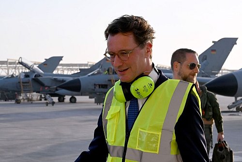Wüst zeigte sich beeindruckt von der Arbeit der Soldaten mitten in der Wüste. - © Wolf von Dewitz/dpa