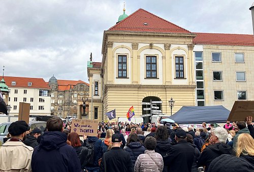 In Magdeburg gingen am Samstag rund 300 Menschen auf die Straße. - © Dörthe Hein/dpa
