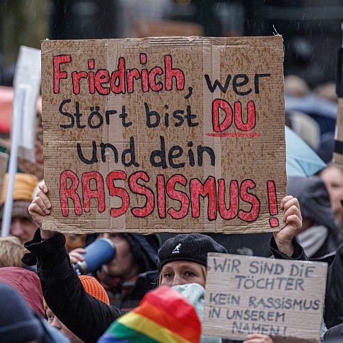 Nicht nur Menschen mit Migrationshintergrund werfen Bundeskanzler Friedrich Merz (CDU) nach seinen Äußerungen zu Migration und dem «Stadtbild» Rassismus vor. - © Markus Scholz/dpa