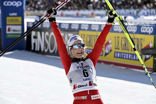 Therese Johaug aus Norwegen jubelt nach ihrem 50. Weltcup-Sieg. - © Emmi Korhonen/Lehtikuva/dpa