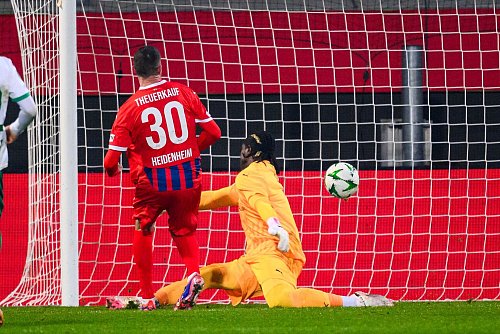 Norman Theuerkauf trifft zum 1:0 für Heidenheim. - © Tom Weller/dpa