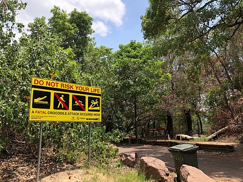 Ein Schild warnt im tropischen Norden von Australien vor Krokodilen. (Archivbild) - © Jay Bichard/dpa