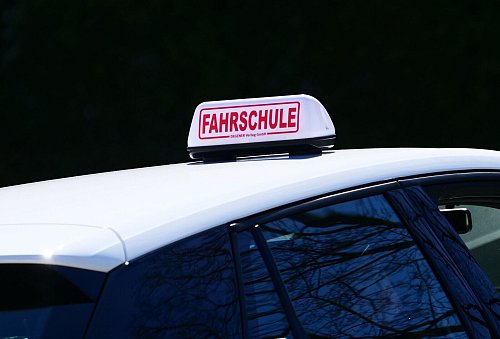 Zur Kasse bitte: Wer Auto fahren will, muss in die Fahrschule - doch den Führerschein zu machen, ist die letzten Jahre immer teurer geworden. - © Wolfram Steinberg/dpa