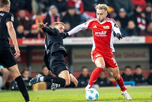 In einer umkämpften Partie störten beide Teams den Gegner früh. - © Andreas Gora/dpa