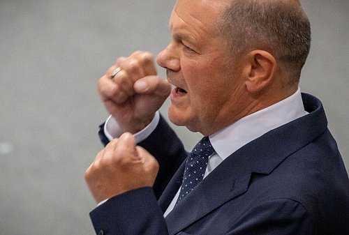 Bei der Generaldebatte war der sonst so leise Olaf Scholz (SPD) ungewöhnlich laut. - © Michael Kappeler/dpa