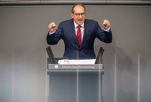 CSU-Landesgruppenchef Alexander Dobrindt sprach mit Blick auf die Migration von einer Verweigerungshaltung der Regierung. - © Michael Kappeler/dpa