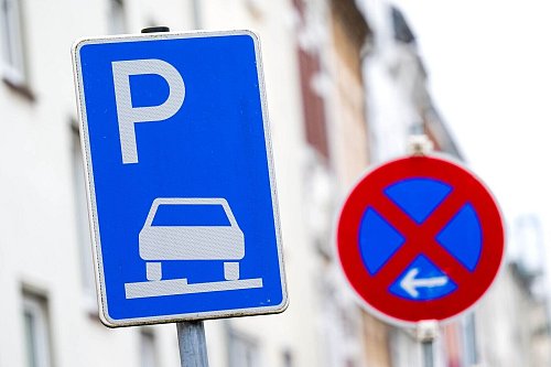 In engen Straßen kann das Parken am Fahrbahnrand die Verkehrssicherheit gefährden - in Köln musste die Stadt nun reagieren. (Symbolbild) - © Sina Schuldt/dpa