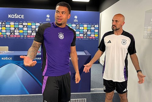 Trainer Antonio Di Salvo (r) und Torhüter Noah Atubolu freuen sich auf das K.o.-Spiel. - © Christian Kunz/dpa