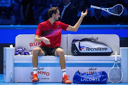 Daniil Medwedew ließ Frust raus - und zerstörte einen seiner Tennisschläger. - © Marco Alpozzi/LaPresse/AP/dpa