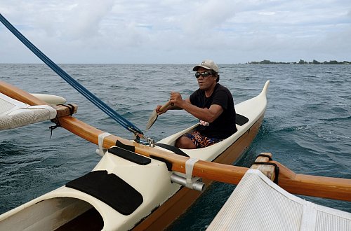 Alexis Moerai steuert sein Segelkanu durch die Lagune von Tahiti. - © Florian Sanktjohanser/dpa-tmn