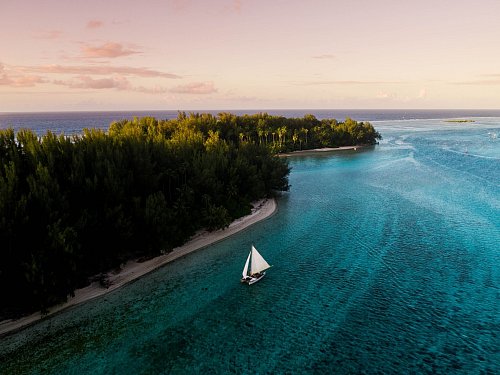 Auf den Spuren der polynesischen Seefahrer: Das geht auf Segeltouren entlang der Küste Tahitis. - © Vaapiti/dpa-tmn