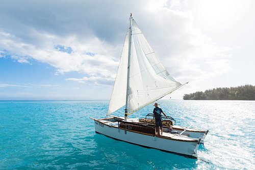 Acht Plätze hat Raphaël Labaysse an Bord der «Vaapiti» für Gäste - in der Saison sind seine Touren meist ausgebucht. - © Vaapiti/dpa-tmn