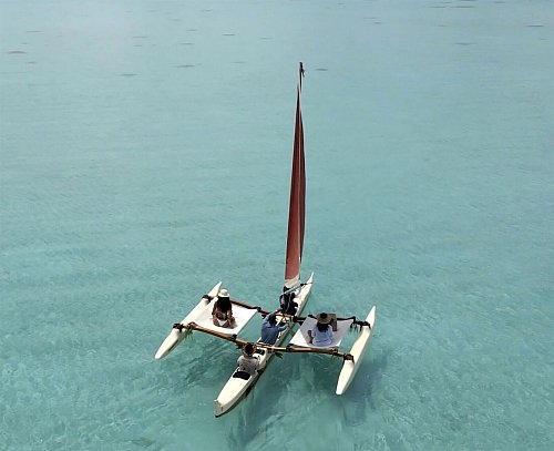 Unterwegs mit dem Holopuni: Das Segelkanu greift die traditionelle Bauweise der alten Polynesier auf: ein neun Meter langer, schlanker Rumpf, zwei Ausleger zum Stabilisieren, ein Segel. - © Nani Travels/dpa-tmn