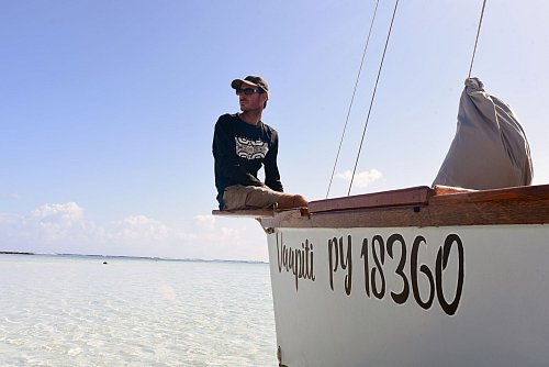 Raphaël Labaysse sitzt auf seiner «Vaapiti»: Fünf Jahre hat er an dem Boot gebaut. - © Vaapiti/dpa-tmn