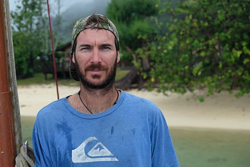 Hält die Kanu-Tradition in Moorea aufrecht und teilt sie mit Touristen: Raphaël Labaysse. - © Florian Sanktjohanser/dpa-tmn