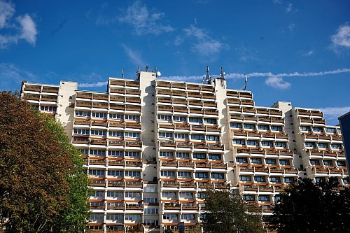 Durfte der Wohnkomplex Hannibal vor über acht Jahren im Eiltempo wegen Brandgefahr geräumt werden? Das Oberverwaltungsgericht in Münster beschäftigt sich erneut mit dieser Frage. (Archivbild) - © Bernd Thissen/dpa