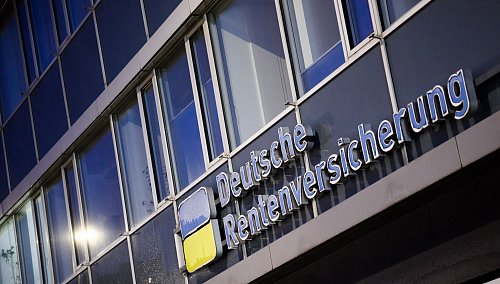 Immer mehr Rentner, immer weniger Beitragszahler: Das Rentensystem ächzt unter hohen Kosten. - © Julian Stratenschulte/dpa