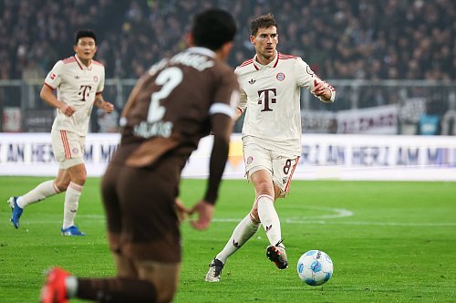 Plötzlich wieder mittendrin: Leon Goretzka (r), hier zuletzt im Einsatz gegen St. Pauli. - © Christian Charisius/dpa