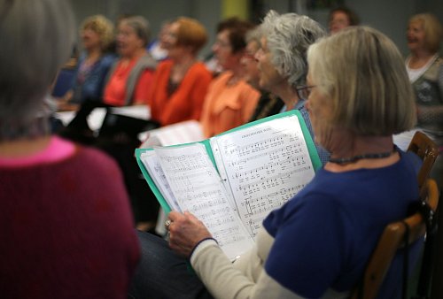 Senioren, die regelmäßig singen, unterstützen mit diesem Hobby ganz nebenbei ihre Gesundheit und ihren Geist. - © Ina Fassbender/dpa-tmn