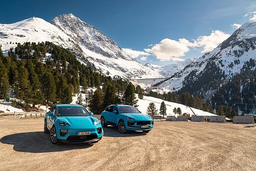 Qual der Wahl: Wie schlägt sich ein E-Auto (links) im Alltag gegen einen Verbrenner (rechts)? - © Manuel Hollenbach/Porsche/dpa-tmn