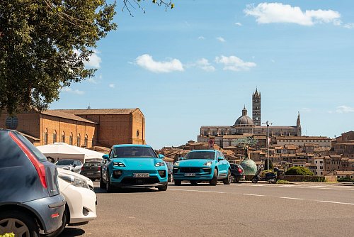 Ungleiches Duo am Ziel: Beide Autos rollen durch Siena. - © Manuel Hollenbach/Porsche/dpa-tmn