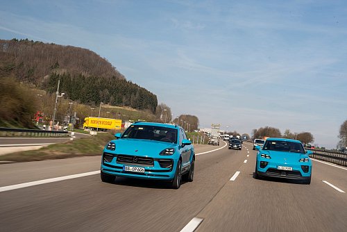Ungleiche Brüder auf Tour: Der Porsche Macan als Verbrenner (links) und als E-Auto auf einer Vergleichsfahrt. - © Manuel Hollenbach/Porsche/dpa-tmn