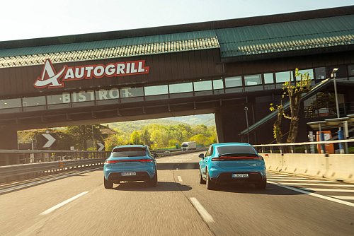 Eine Rast einlegen? Nee, beide Autos mit ihren unterschiedlichen Technologien haben noch ein wenig Energie. - © Manuel Hollenbach/Porsche/dpa-tmn