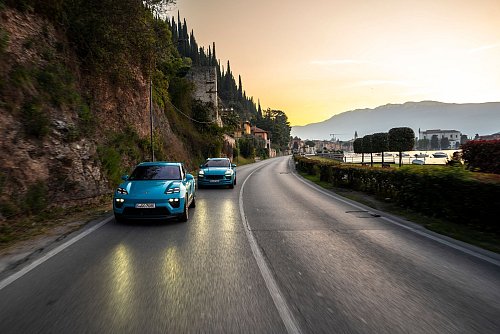 Vergleichsfahrt mit dem gleichen Modell: Mittlerweile bietet Porsche vom Macan nur noch das E-Modell an (vorn). - © Manuel Hollenbach/Porsche/dpa-tmn