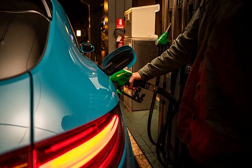 Gewohnte Prozedur beim Verbrenner - und in ein paar Minuten erledigt: volltanken, bezahlen und weiterfahren. - © Manuel Hollenbach/Porsche/dpa-tmn