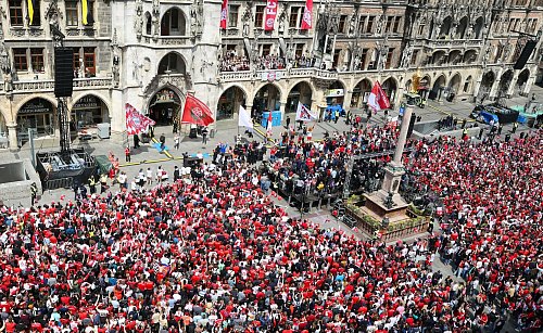 Der Marienplatz mit tausenden Bayern-Fans in Rot und Weiß. - © Daniel Löb/dpa