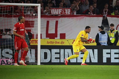 Freiburgs Torwart Noah Atubolu gelingt ein Vereinsrekord. - © Philipp von Ditfurth/dpa