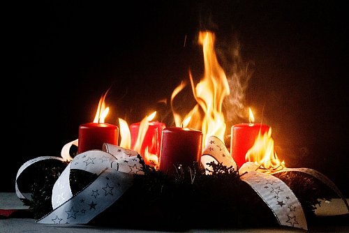 In der Advent- und Weihnachtszeit kann durch brennende Kerzen auch schnell mal ein Feuer entstehen. - © Markus Scholz/dpa-tmn