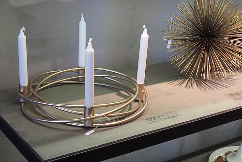 Minimalistisch und ganz ohne Tannengrün ist dieser Adventskranz aus geschwungenen Metallstreben. - © Jessica Kliem/dpa-tmn