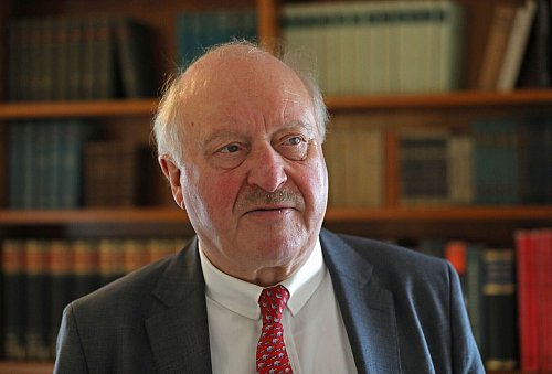 Konrad Adenauer Junior kann sich noch erinnern, dass bei der Rhöndorfer Konferenz vor 75 Jahren viele Familienmitglieder bei der Bewirtung mitgeholfen haben. (Archivbild) - © Oliver Berg/dpa