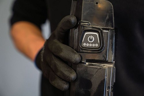 Kleines Kraftwerk: Im Zentrum der E-Bike-Technik steht neben dem Motor der Akku - generell auch ein Verschleißteil, das nicht ewig dieselben Reichweiten liefern kann. - © Nicolas Armer/dpa-tmn