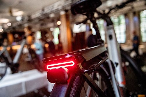 Alles klar? Ein Pedelec ist auch immer ein normales Fahrrad, sprich beim Gebrauchtkauf müssen auch alle normalen Komponenten wie etwa die Beleuchtung ordnungsgemäß funktionieren. - © Zacharie Scheurer/dpa-tmn